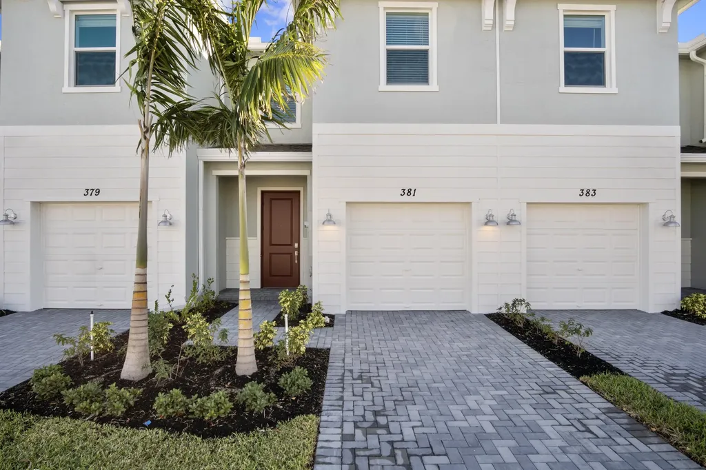 381 SE Crossoak Lane Port St Lucie FL 34984