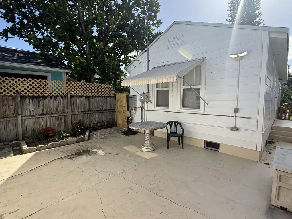 427 N J Street Lake Worth Beach FL 33460