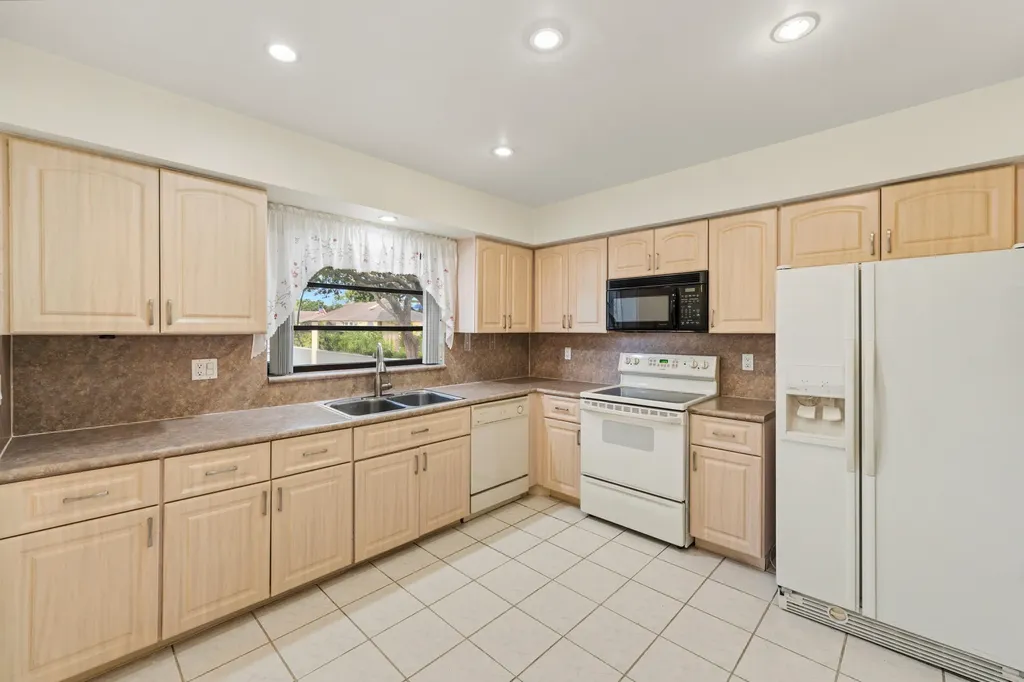 4675 Robinwood Circle Boynton Beach FL 33436