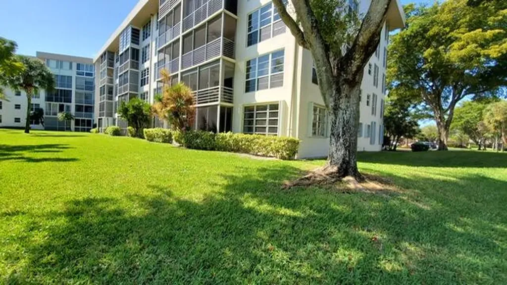 3800 Oaks Clubhouse Drive Pompano Beach FL 33069
