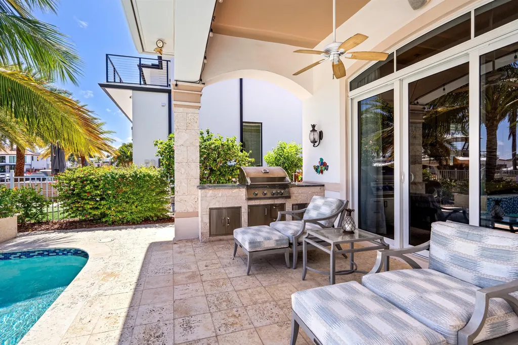 2760 NE 51st Street Lighthouse Point FL 33064