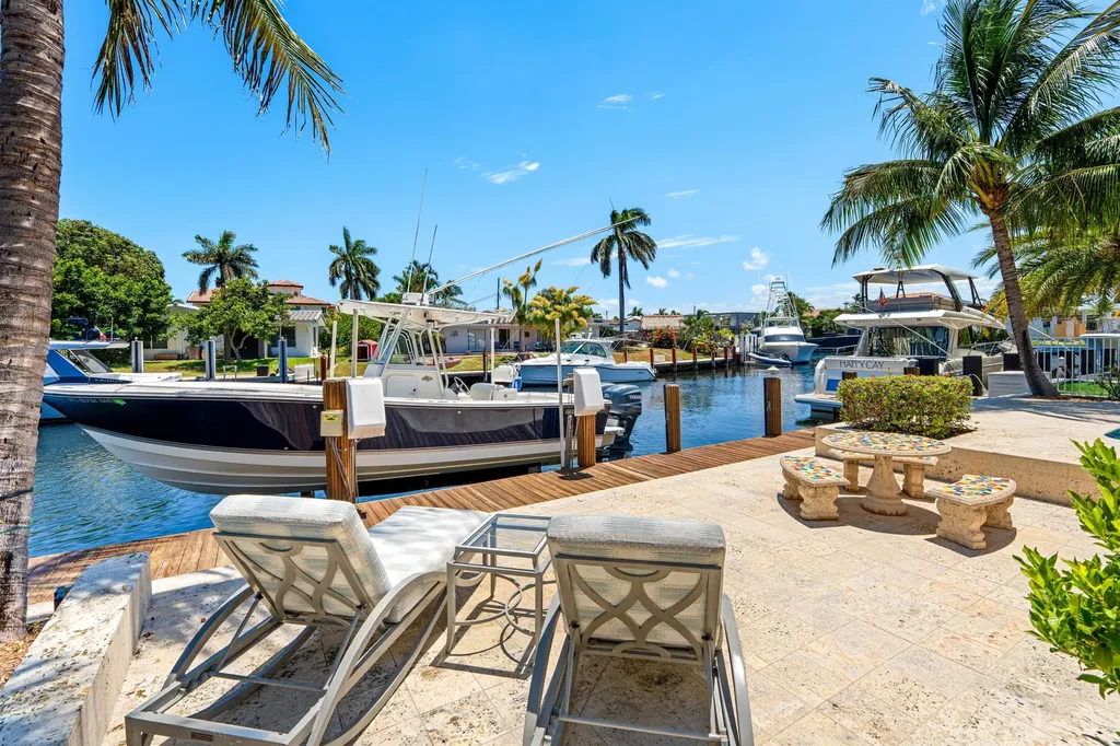 2760 NE 51st Street Lighthouse Point FL 33064