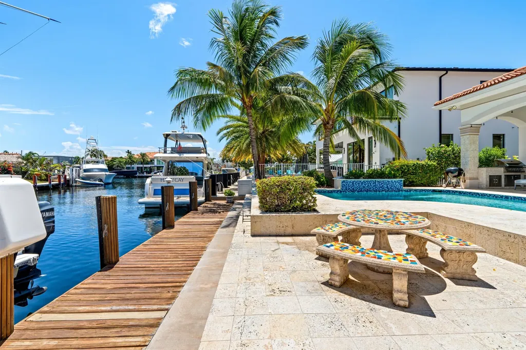 2760 NE 51st Street Lighthouse Point FL 33064
