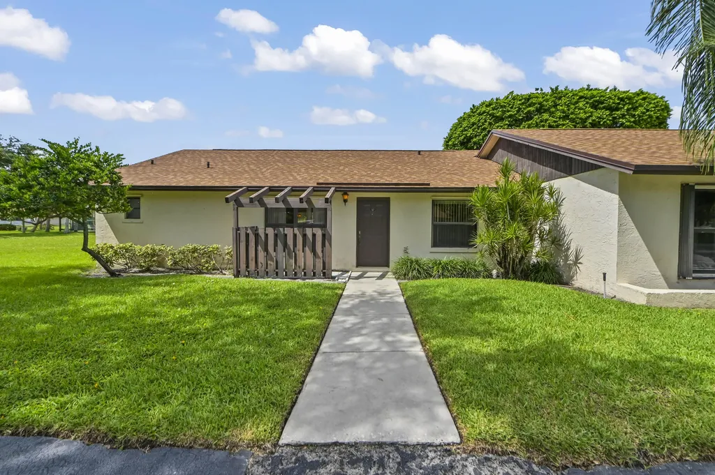 57 Via De Casas Norte Boynton Beach FL 33426