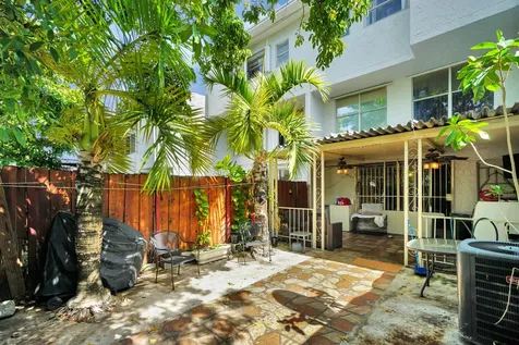 1067 W 43rd Place Hialeah FL 33012
