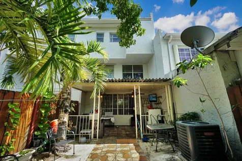 1067 W 43rd Place Hialeah FL 33012