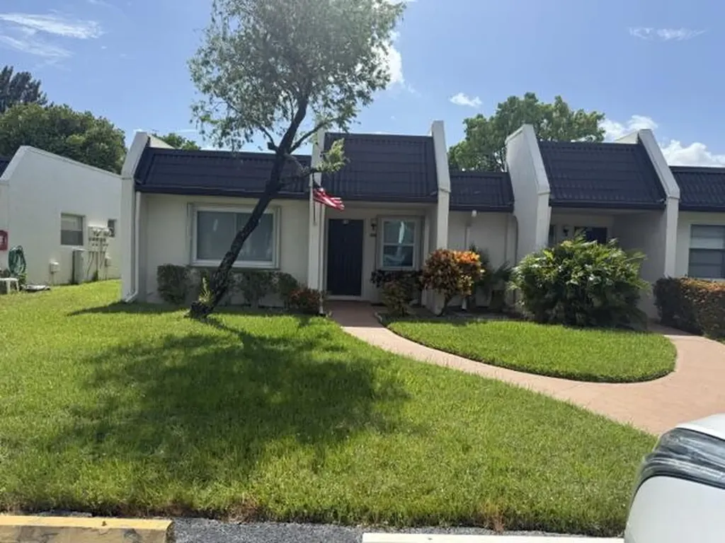 197 Lake Susan Lane West Palm Beach FL 33411