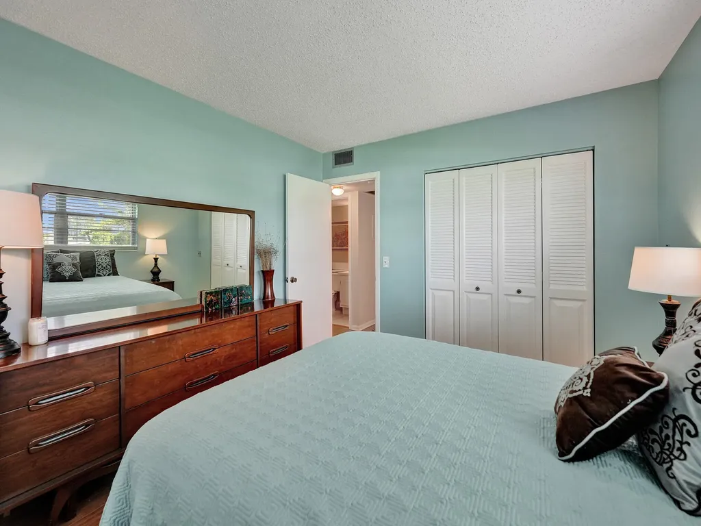 232 Farnham J Deerfield Beach FL 33442