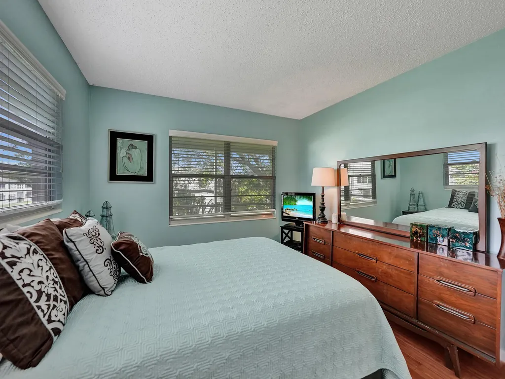 232 Farnham J Deerfield Beach FL 33442