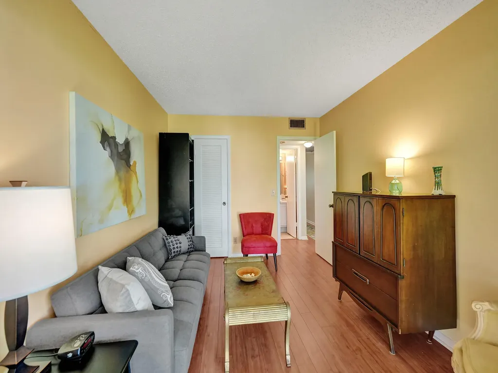 232 Farnham J Deerfield Beach FL 33442
