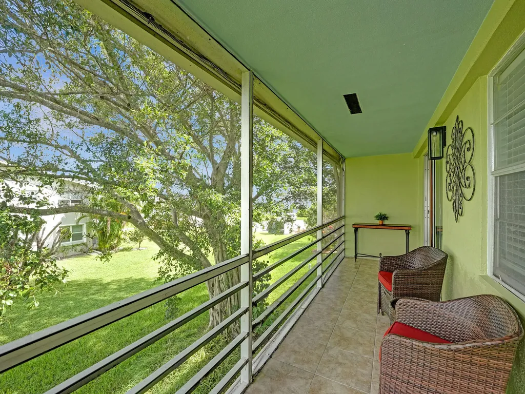 232 Farnham J Deerfield Beach FL 33442
