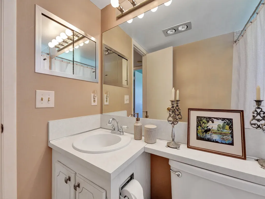 232 Farnham J Deerfield Beach FL 33442