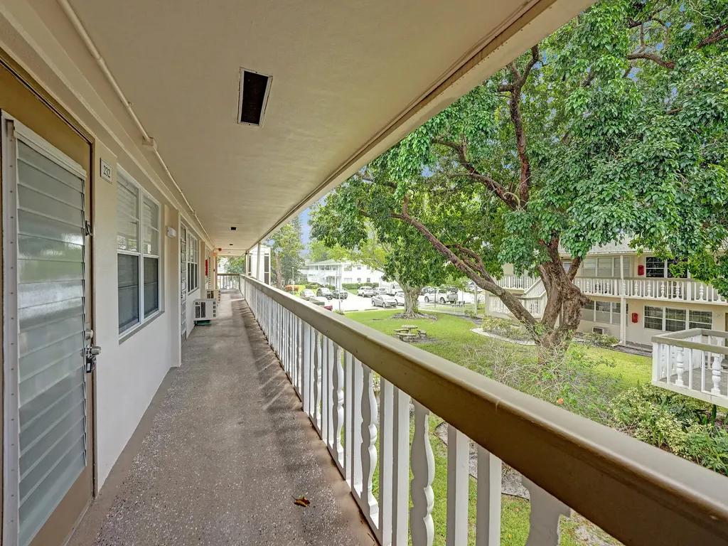 232 Farnham J Deerfield Beach FL 33442