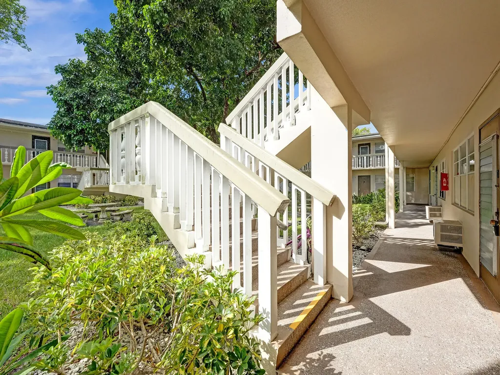 232 Farnham J Deerfield Beach FL 33442