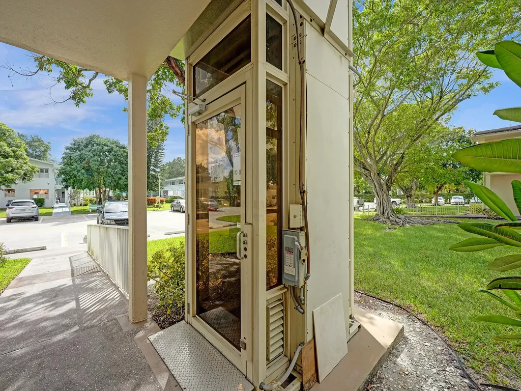 232 Farnham J Deerfield Beach FL 33442