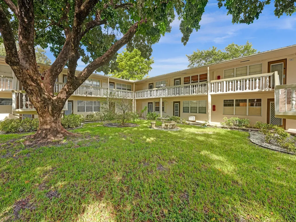 232 Farnham J Deerfield Beach FL 33442