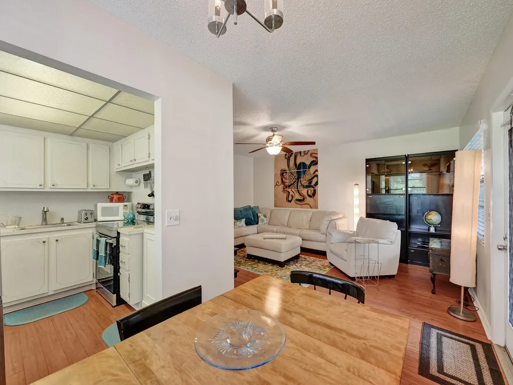 232 Farnham J Deerfield Beach FL 33442