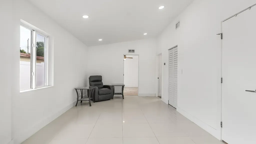 218 Glouchester Street Boca Raton FL 33487