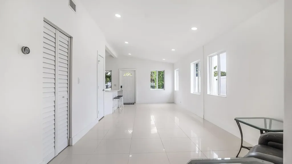 218 Glouchester Street Boca Raton FL 33487