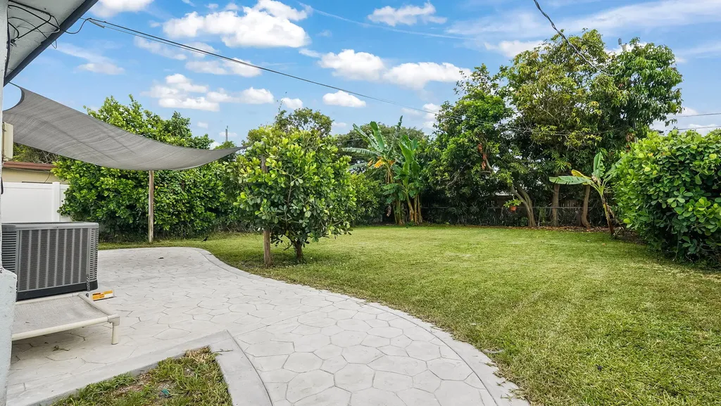 218 Glouchester Street Boca Raton FL 33487