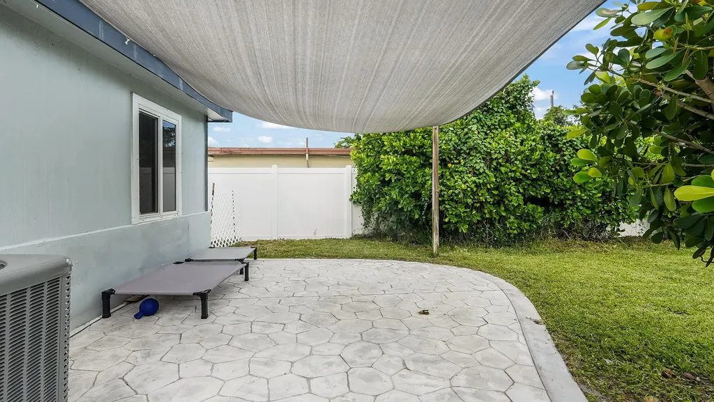 218 Glouchester Street Boca Raton FL 33487