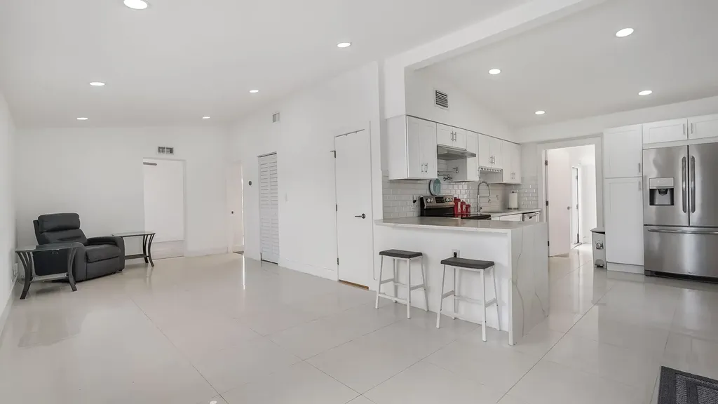 218 Glouchester Street Boca Raton FL 33487