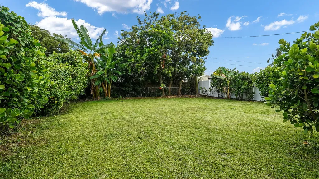 218 Glouchester Street Boca Raton FL 33487