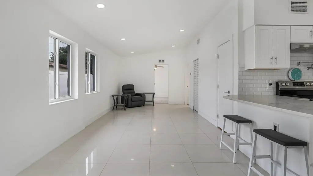 218 Glouchester Street Boca Raton FL 33487