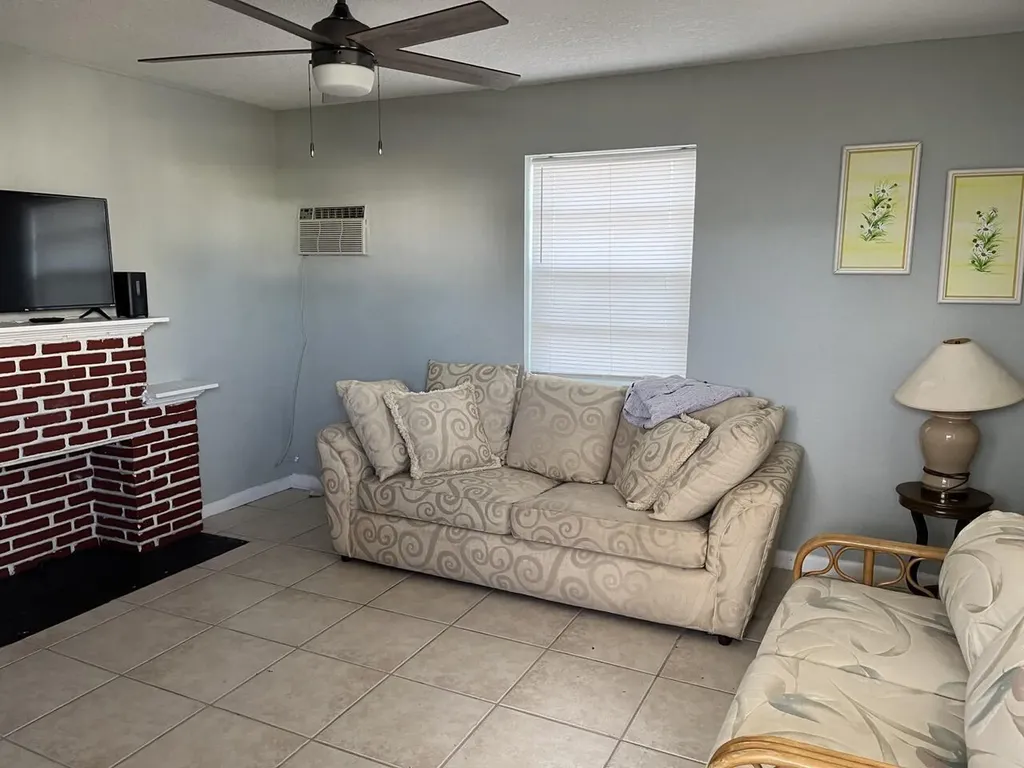 813 9th Avenue N Lake Worth Beach FL 33460