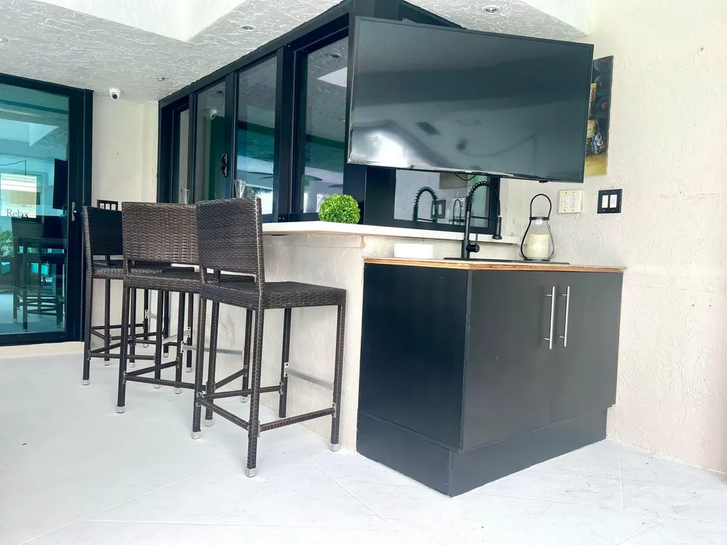 2380 SE 8th Street Pompano Beach FL 33062