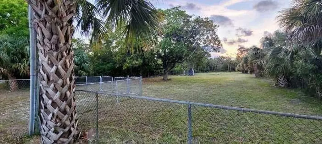 1099 N Haverhill Road Haverhill FL 33417