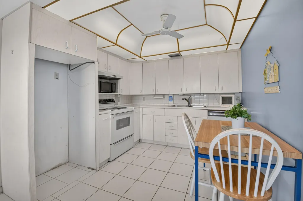 4022 Lincoln B Boca Raton FL 33434