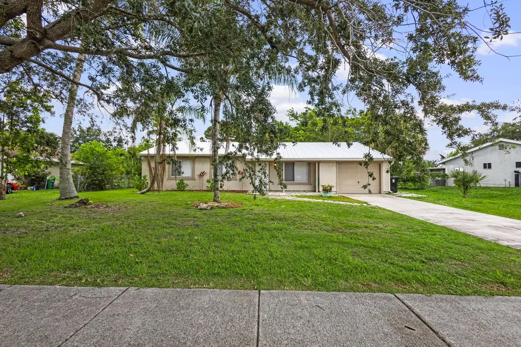 766 SW Belmont Circle Port St Lucie FL 34953