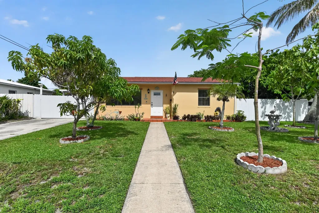 5826 Churchill Court West Palm Beach FL 33405