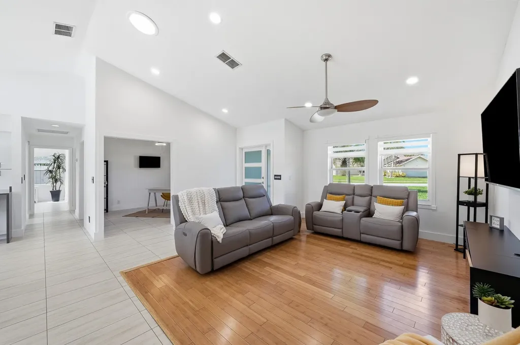 25 Cedar Circle Boynton Beach FL 33436