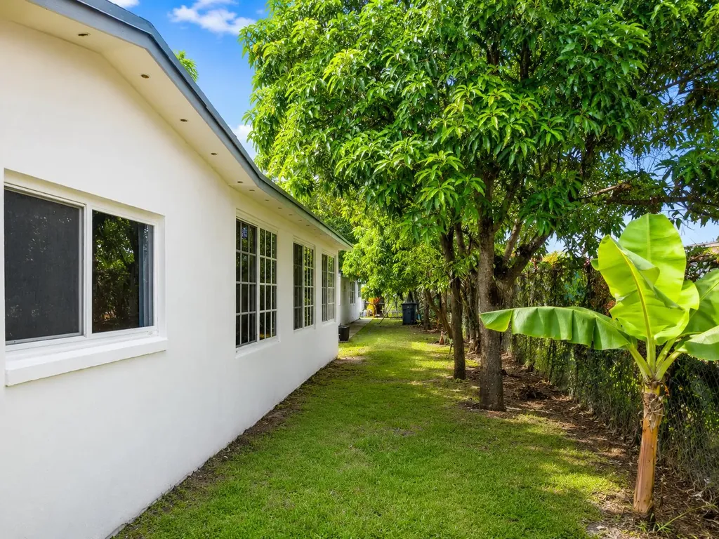 4827 NW 43rd Court Lauderdale Lakes FL 33319