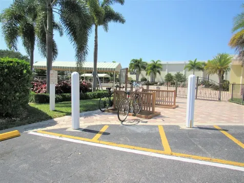 76 Cambridge D West Palm Beach FL 33417
