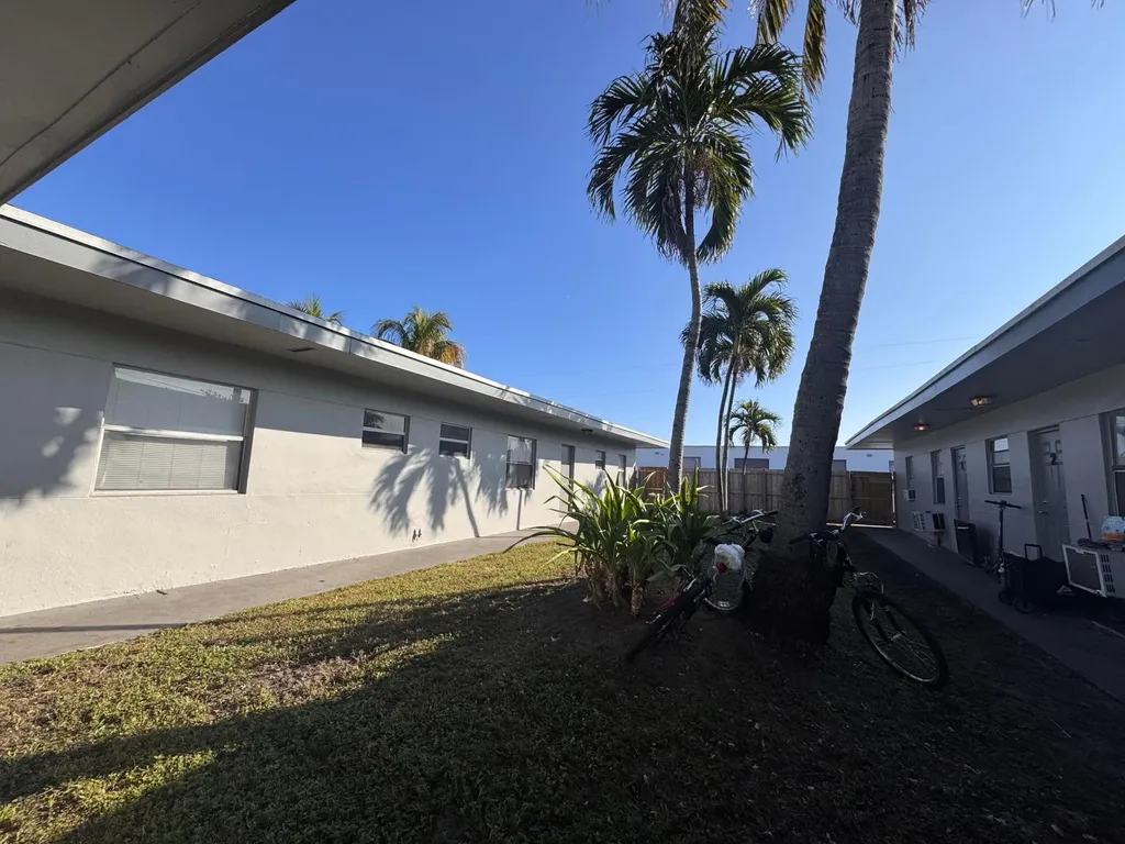 825 SW 10th Terrace Pompano Beach FL 33060
