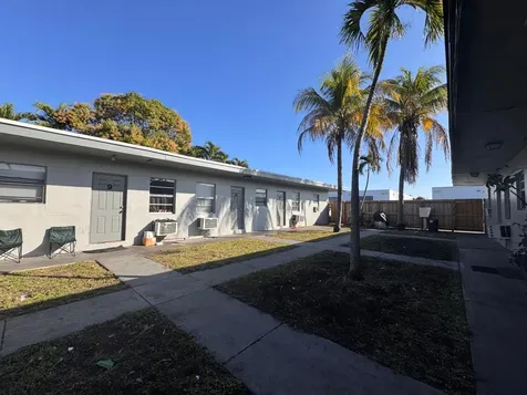 825 SW 10th Terrace Pompano Beach FL 33060