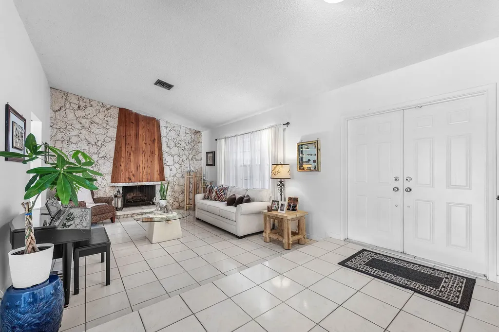 1217 NW 111th Way Coral Springs FL 33071