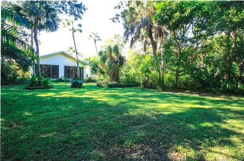 22 N Via Lucindia Sewalls Point FL 34996