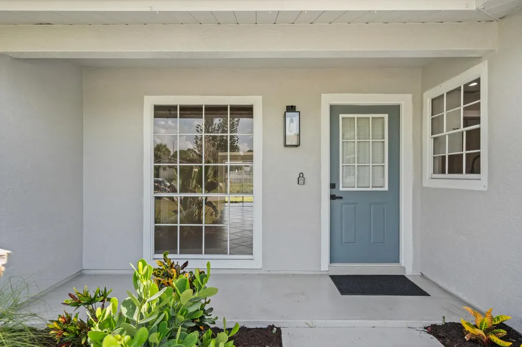 581 SE Crescent Avenue Port St Lucie FL 34984
