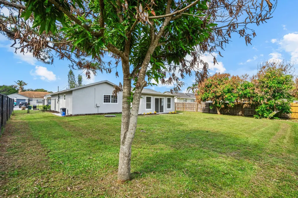 581 SE Crescent Avenue Port St Lucie FL 34984