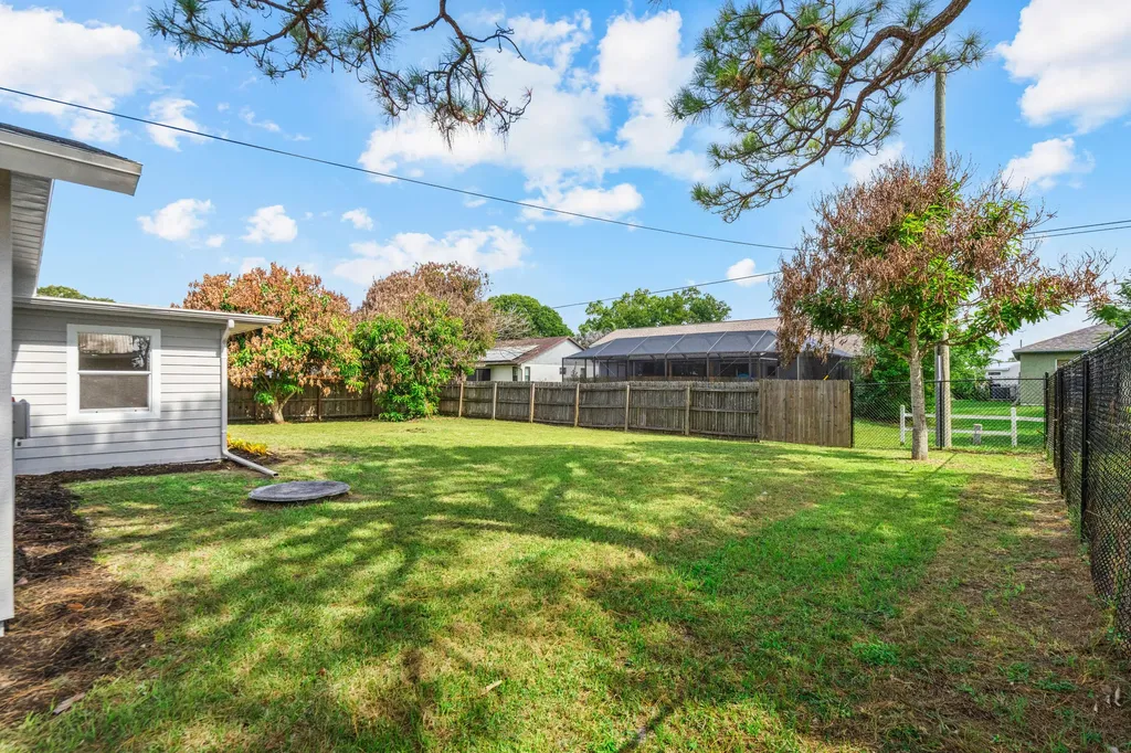 581 SE Crescent Avenue Port St Lucie FL 34984