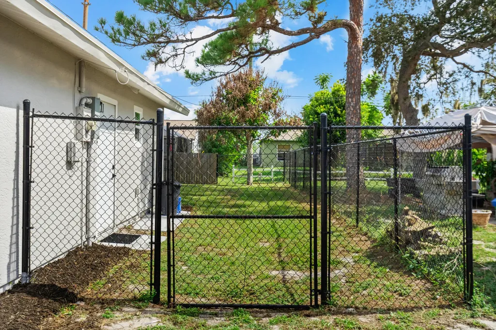581 SE Crescent Avenue Port St Lucie FL 34984