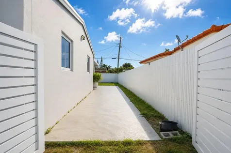 511 N 69th Way Hollywood FL 33024