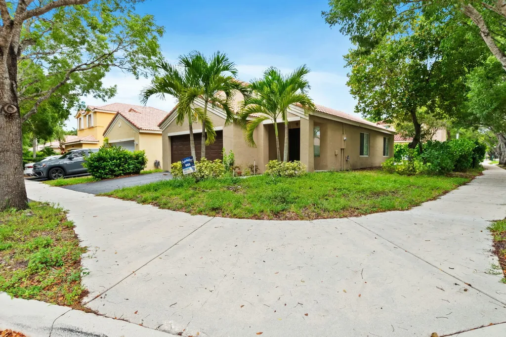 4498 Dogwood Circle Weston FL 33331