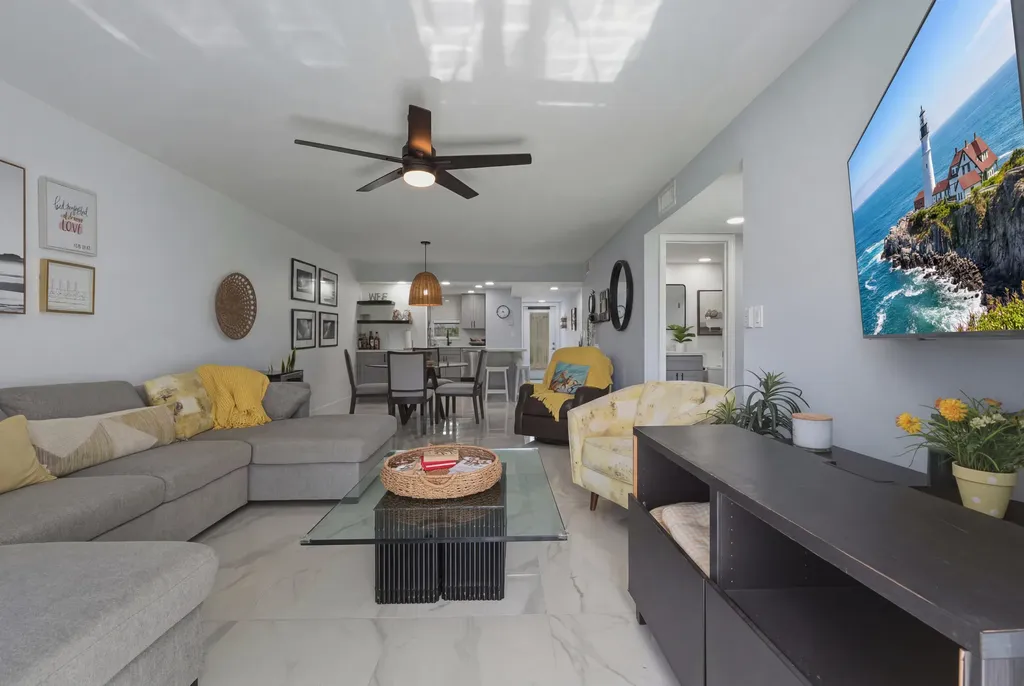 9823 S Hollybrook Lake Drive Pembroke Pines FL 33025