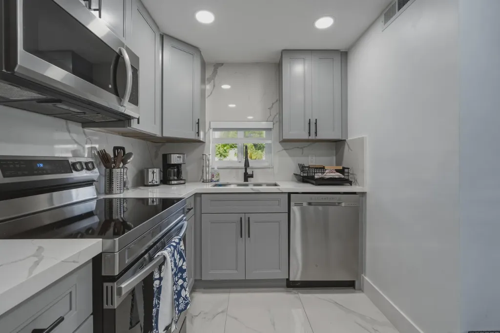 9823 S Hollybrook Lake Drive Pembroke Pines FL 33025