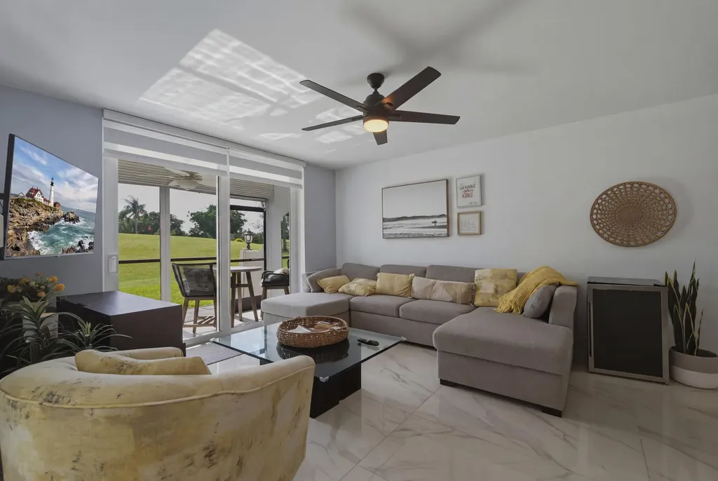 9823 S Hollybrook Lake Drive Pembroke Pines FL 33025